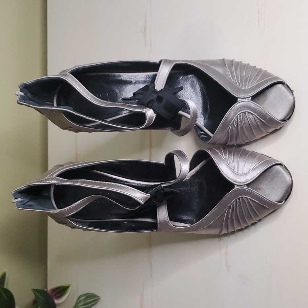 Gucci | Silver Satin Ruched Peep-toe Stiletto Pumps with Bow Accent 37B - Picture 3 of 10